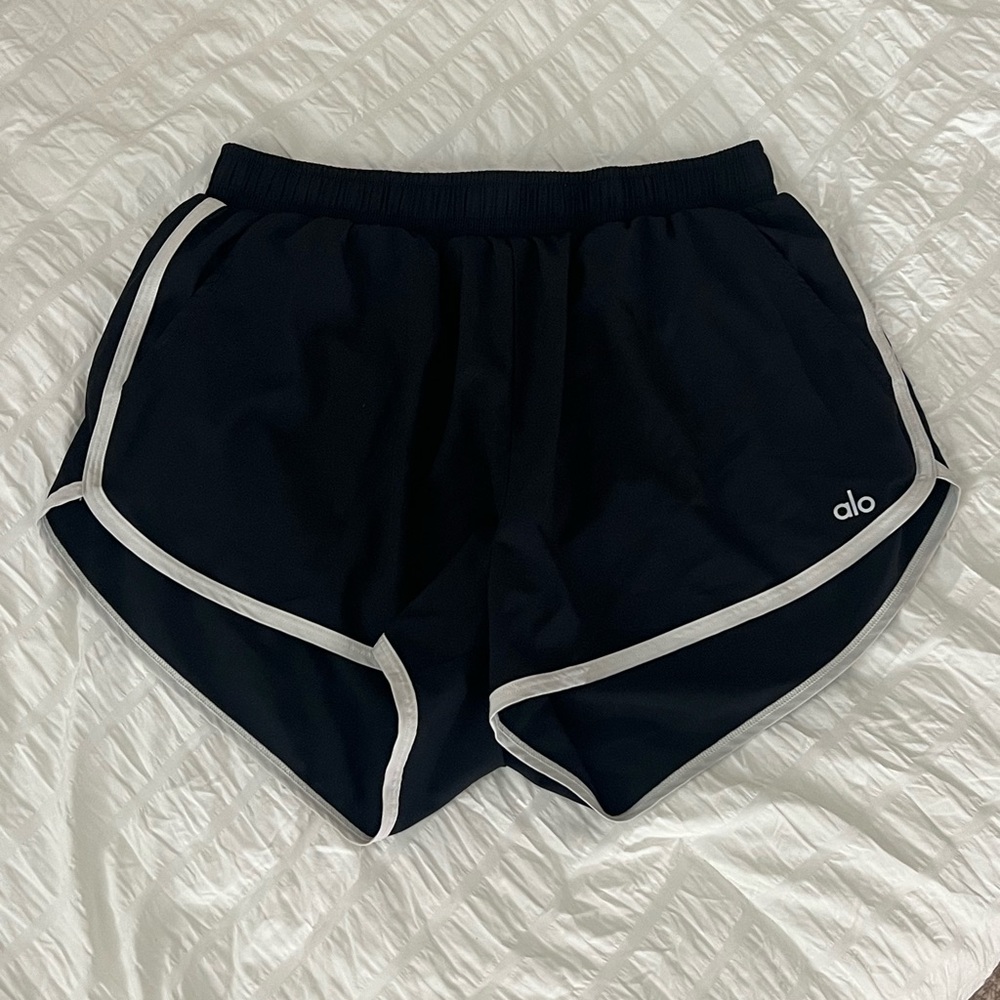 Alo yoga ivy league dolphin shorts size small